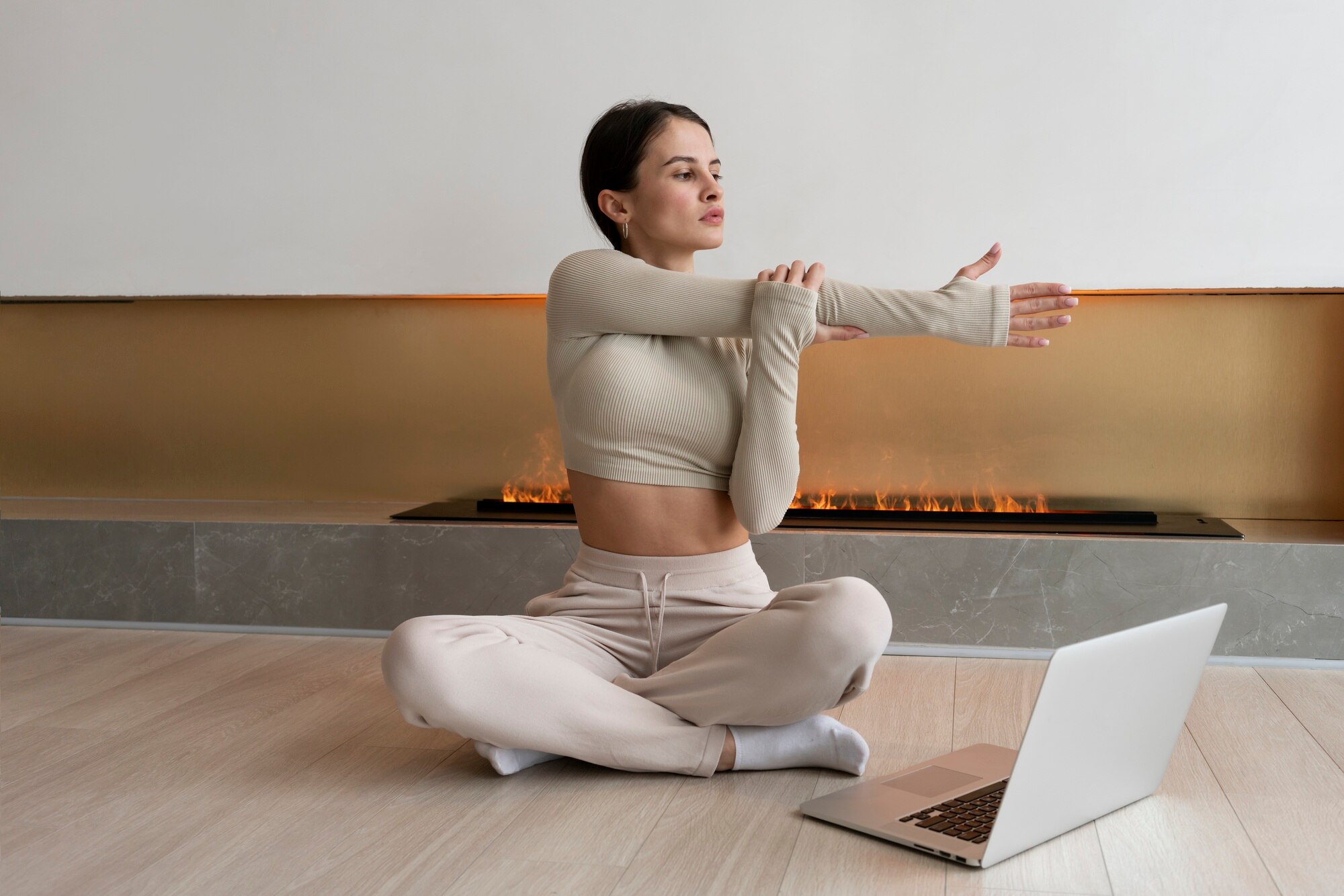 Persona trabajando con postura ergonómica